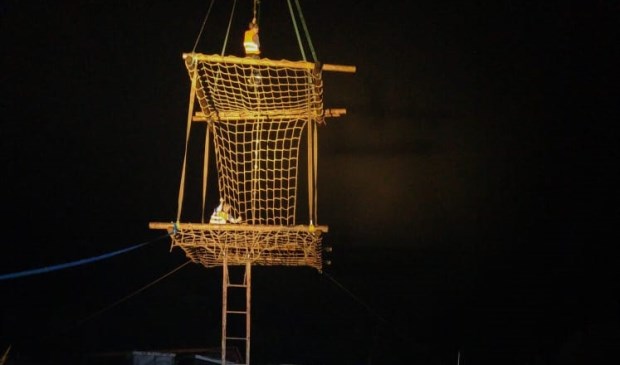 Klimmen in een net aan de kraan van René Boon boven de vijver van Werner Dros.