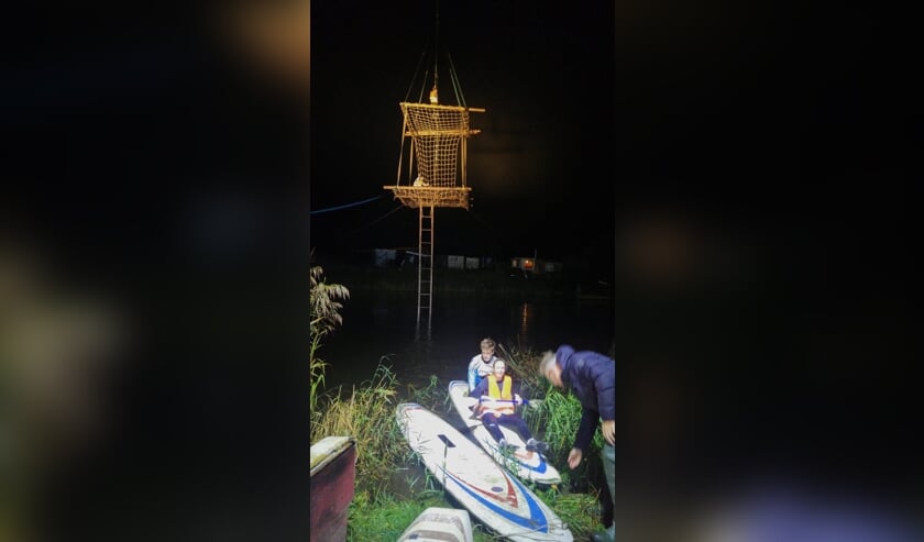 Klimmen in een net aan de kraan van René Boon boven de vijver van Werner Dros.