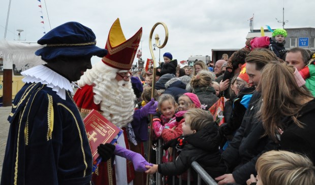 Sinterklaas is aangekomen op de kade in Oudeschild.