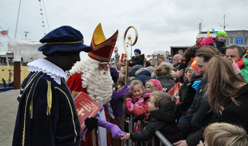 Sinterklaas is aangekomen op de kade in Oudeschild.