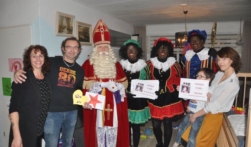 Giften van Marjan Poelmann en de Goede Doelen Sint voor de ouders van de 5-jarige Damian uit De Koog.