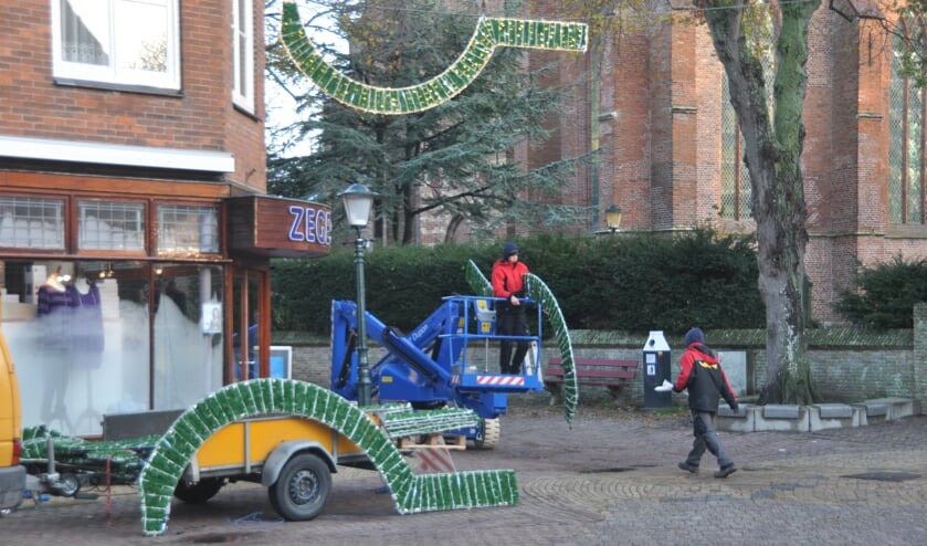 De verlichting wordt opgehangen.