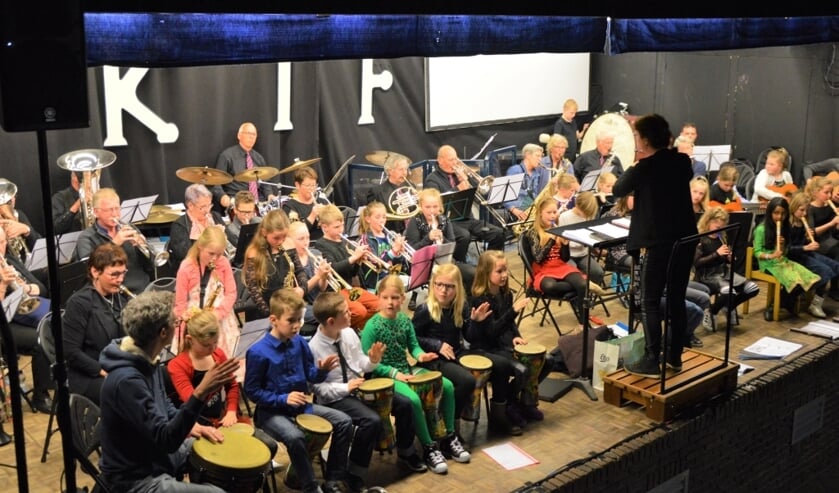 Kinderen beleven veel plezier aan muziek, zoals hier met muzikanten van Excelsior.