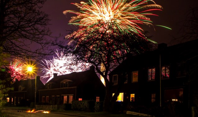 Vuurwerk boven Den Burg, vastgelegd door Justin Sinner Pictures.