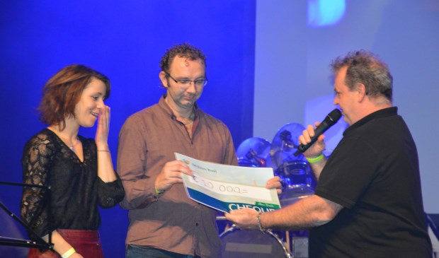 De ouders van Damian ontvangen de cheque van €10.000,- van De Krim.