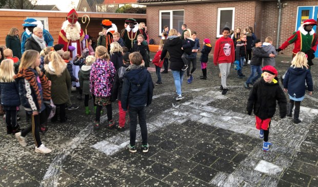 Sinterklaas bij de grote 'H' op het schoolplein waar hij eigenlijk had moeten landen...