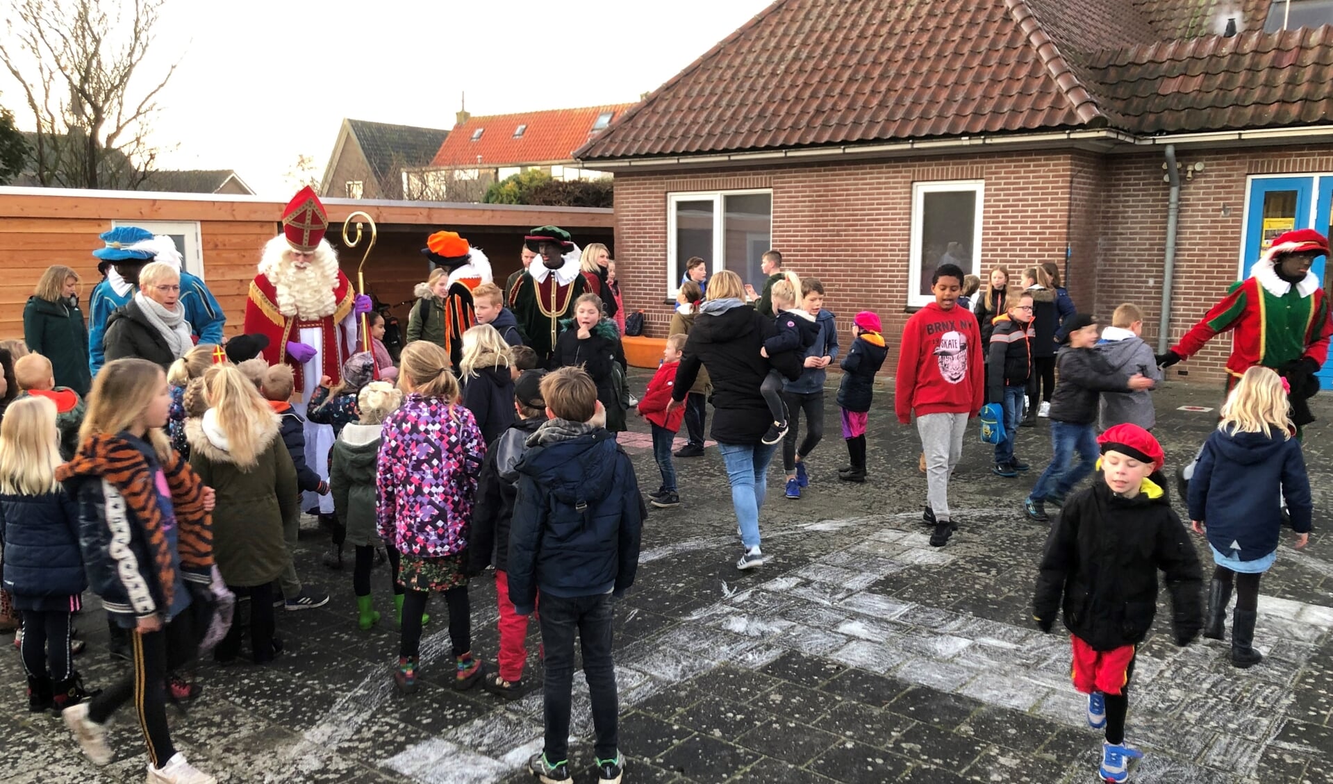 Sinterklaas bij de grote 'H' op het schoolplein waar hij eigenlijk had moeten landen...