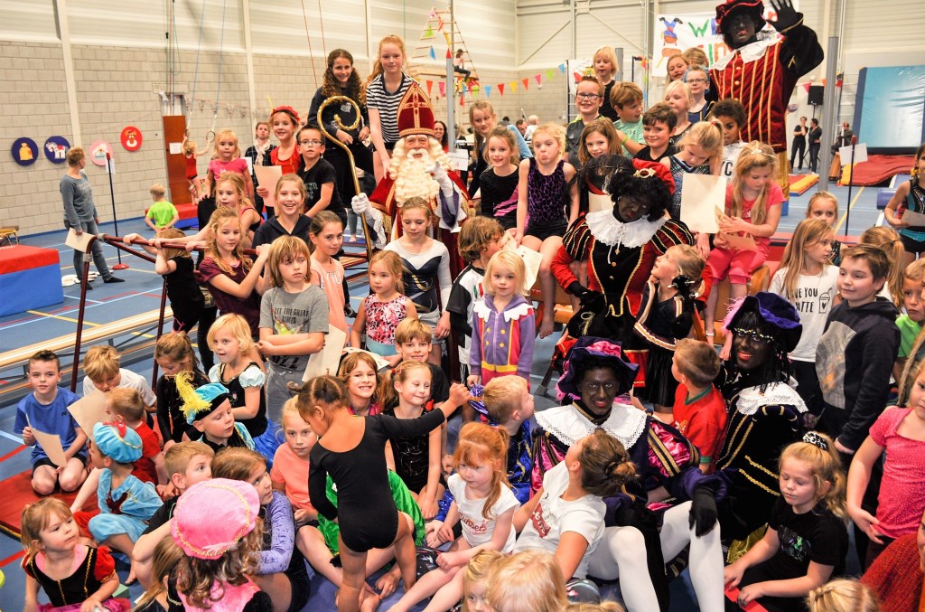 Samen met Sint en Pieten op de foto in de nieuwe turnzaal van de TXL sporthal