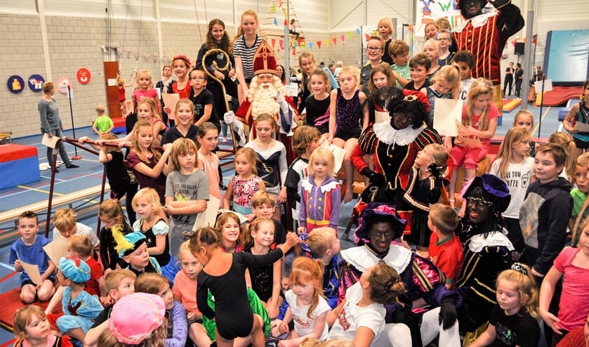 Samen met Sint en Pieten op de foto in de nieuwe turnzaal van de TXL sporthal
