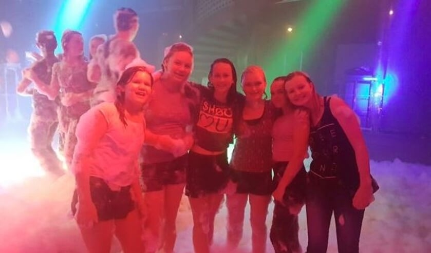 De dames stralen tijdens het vorige Fris Feest in De Toekomst