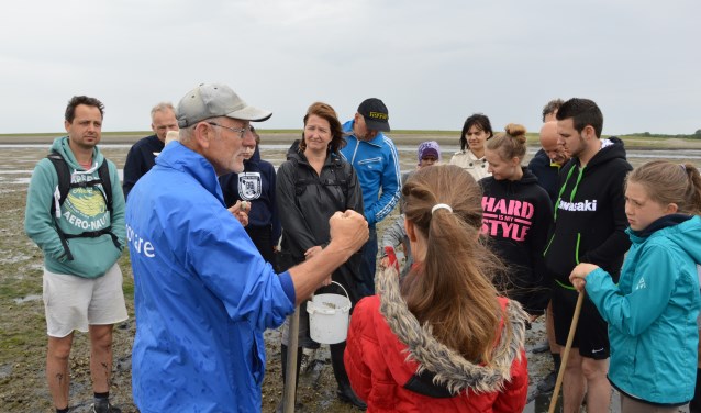 Wadgids Laurens van Kooten maakt deelnemers deelgenoot van de geheimen van het Wad.