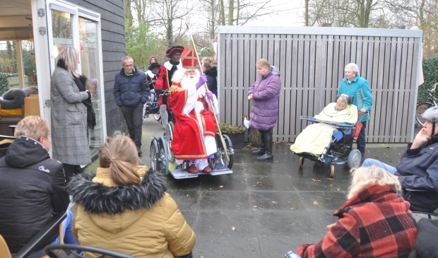 Sinterklaas arriveert op de nieuwe rolstoelfiets bij de Texelse Reede.