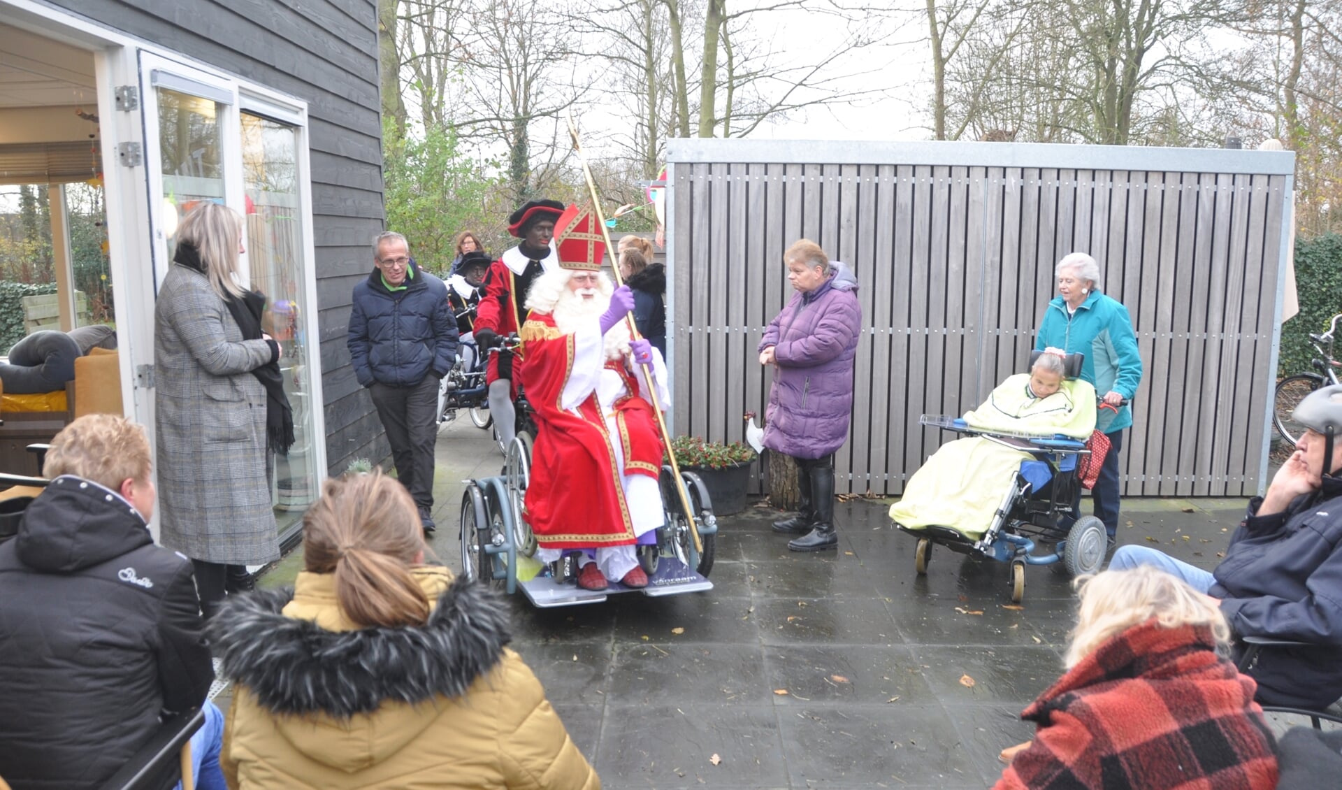 Sinterklaas arriveert op de nieuwe rolstoelfiets bij de Texelse Reede.