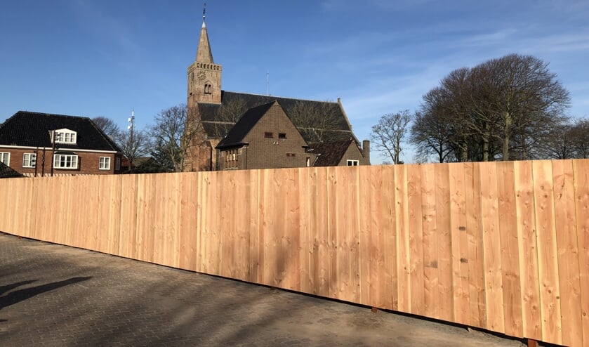 Ondertussen wordt er al langzaam een muur om de krant gebouwd...