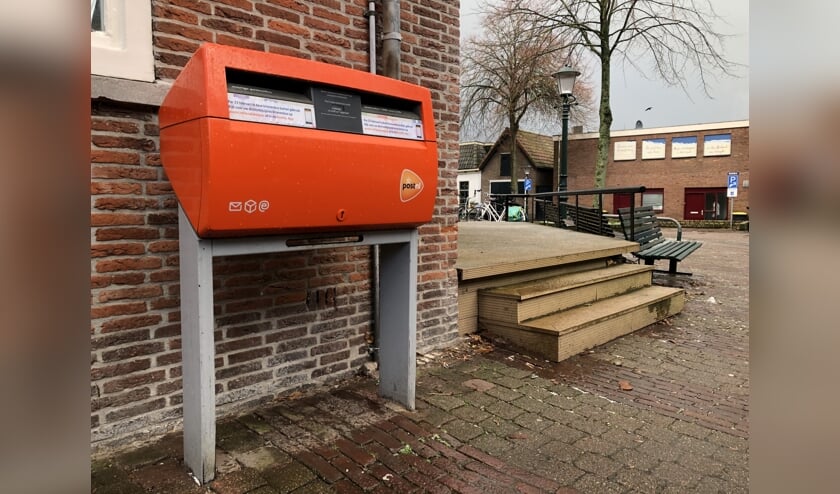 De brievenbus bij het postkantoor. De verdwijnsticker zit er al op.