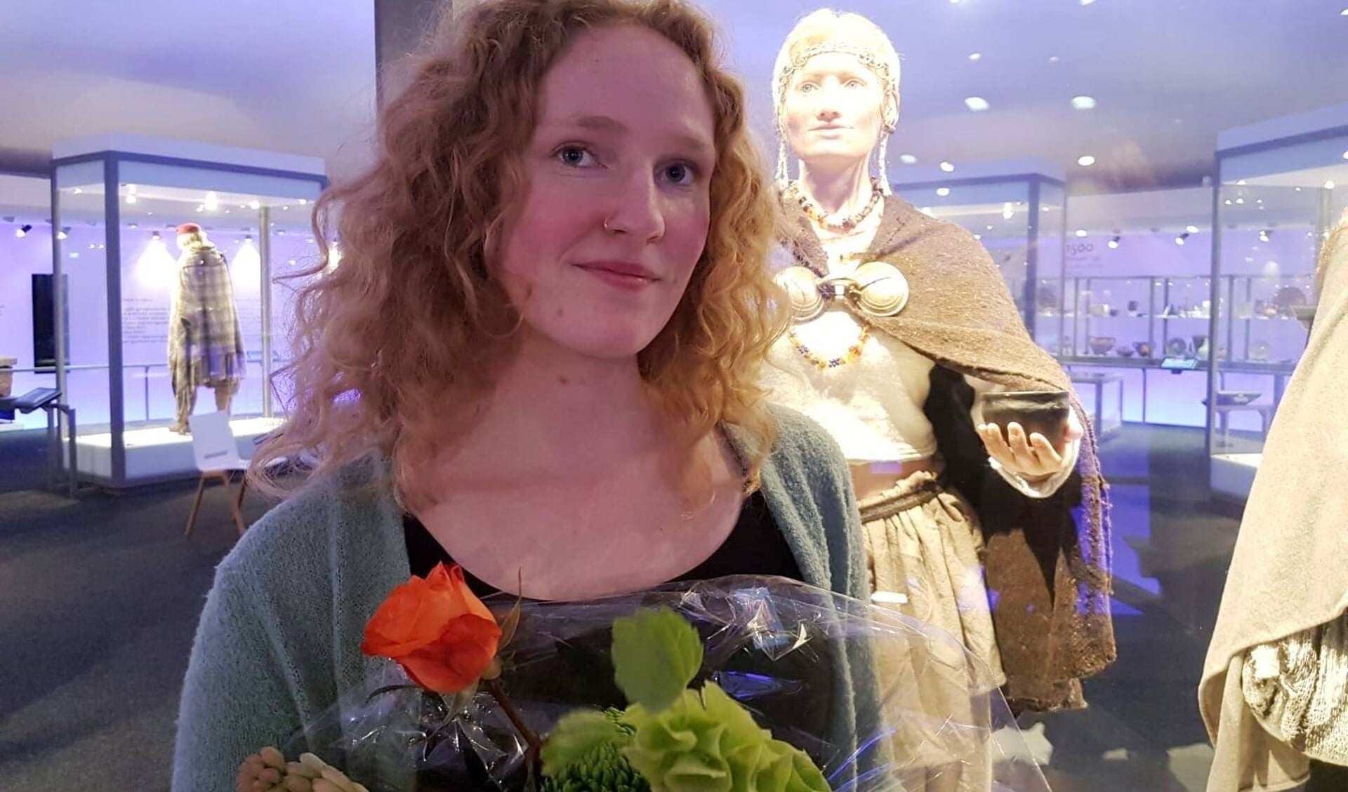 Minke Dorst, met op de achtergrond Julia, het meisje uit de Bronstijd. 
