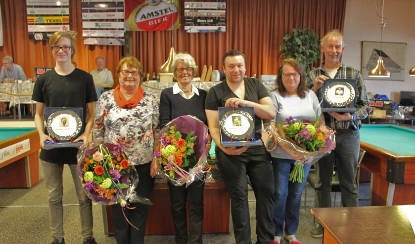 Max Aubertijn, Kevin Knol en Cor Elsendoorn met de drie prijzen die vernoemd zijn naar drie vermaarde Texelse biljarters.