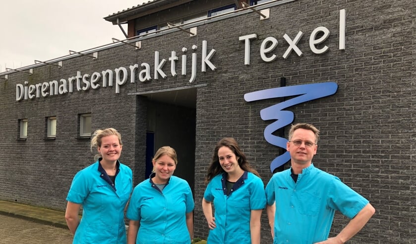 Vlnr dierenartsen Eveline Dijkstra, Maaike Monsma, Alexandra Bogerman en David Tijssen.