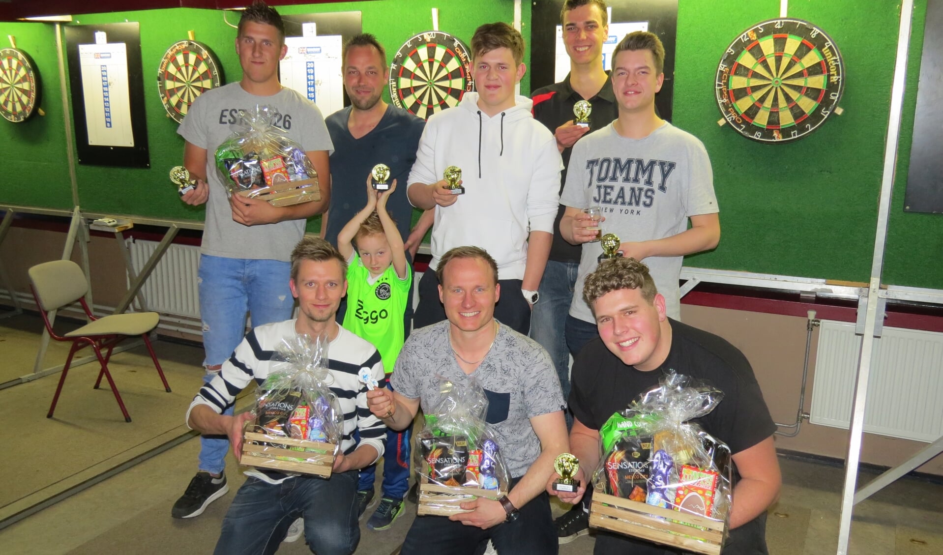 De winnaars van het dartstoernooi bij ZDH.