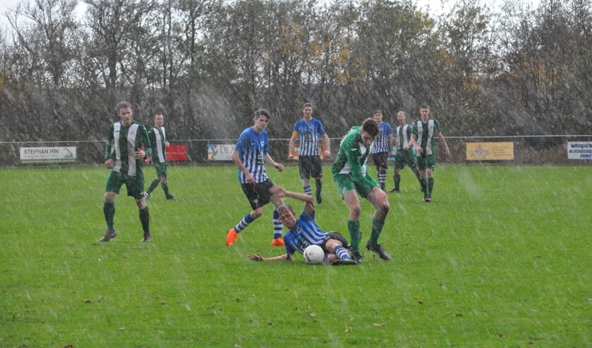 Het regende pijpenstelen bij de vorige derby in november.