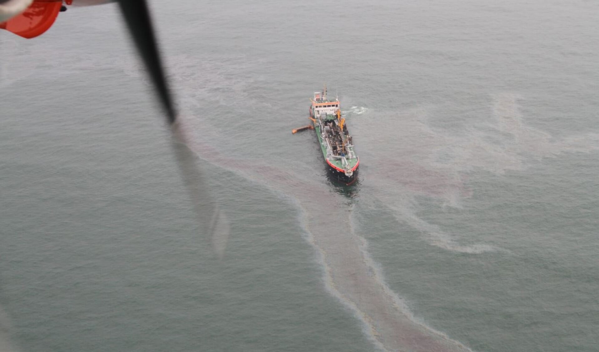 De olievlek op de Noordzee gezien vanuit het vliegtuig van de Kustwacht.