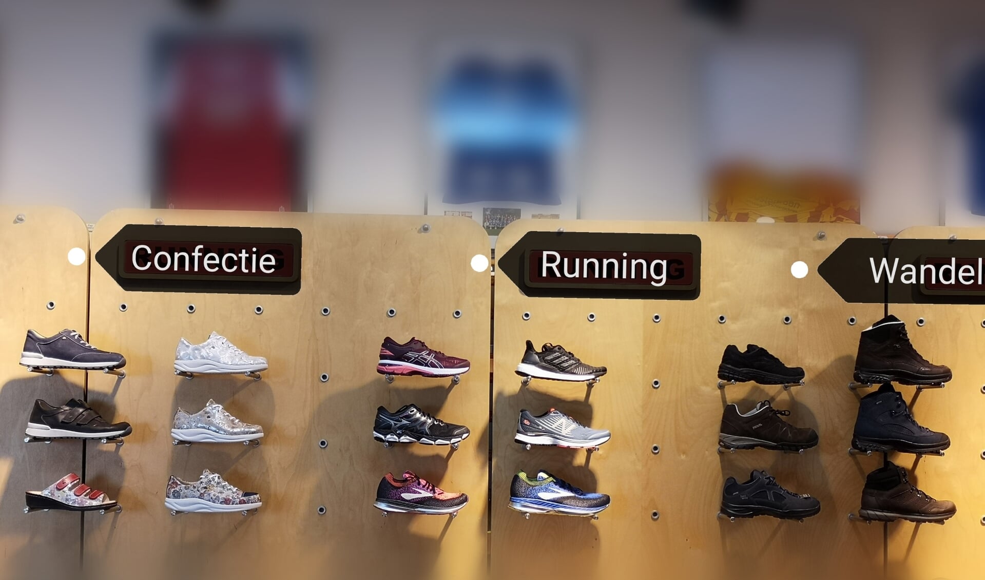 Therapie Wolf en Oosterbaan sport- en wandelschoenen houden samen een schoenenbeurs.