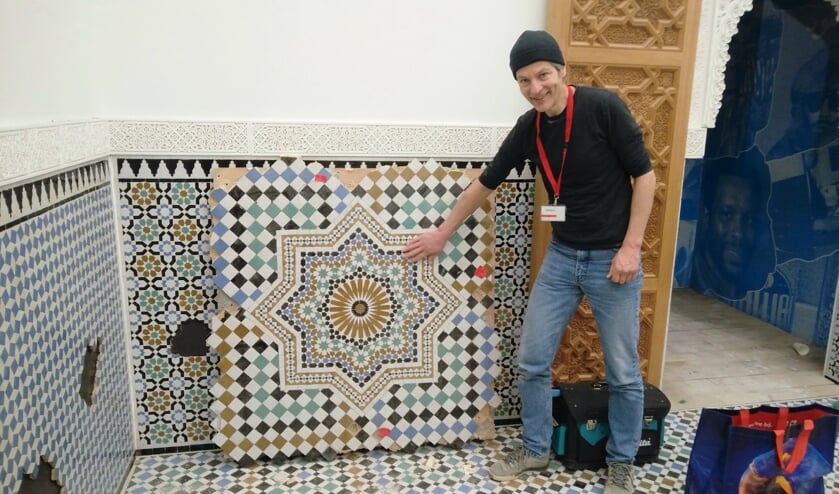 Goossen Karssenberg van Museum Galerie RAT met één van de mozaïken.