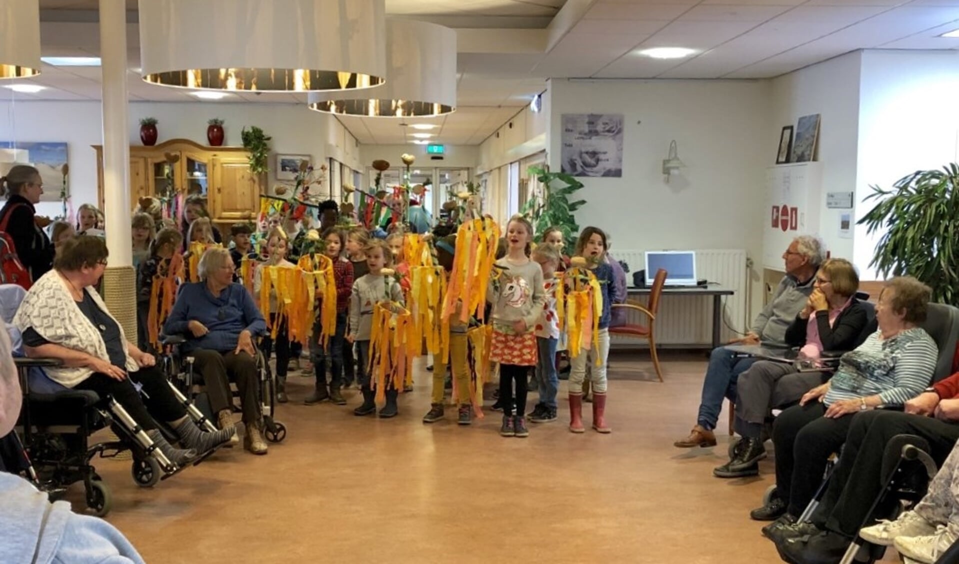 Leerlingen van Stella Maris zingen de bewoners van verpleeg- en verzorgingshuis Hollewal toe. 