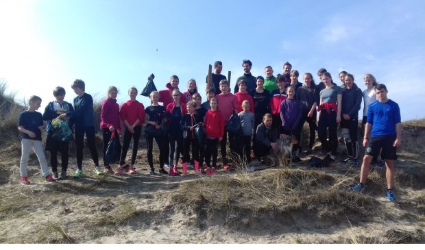 Leden van DJK Elmar Kohlscheid die het strand opruimden.