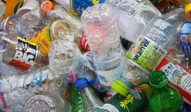 Lege plastic flesjes.