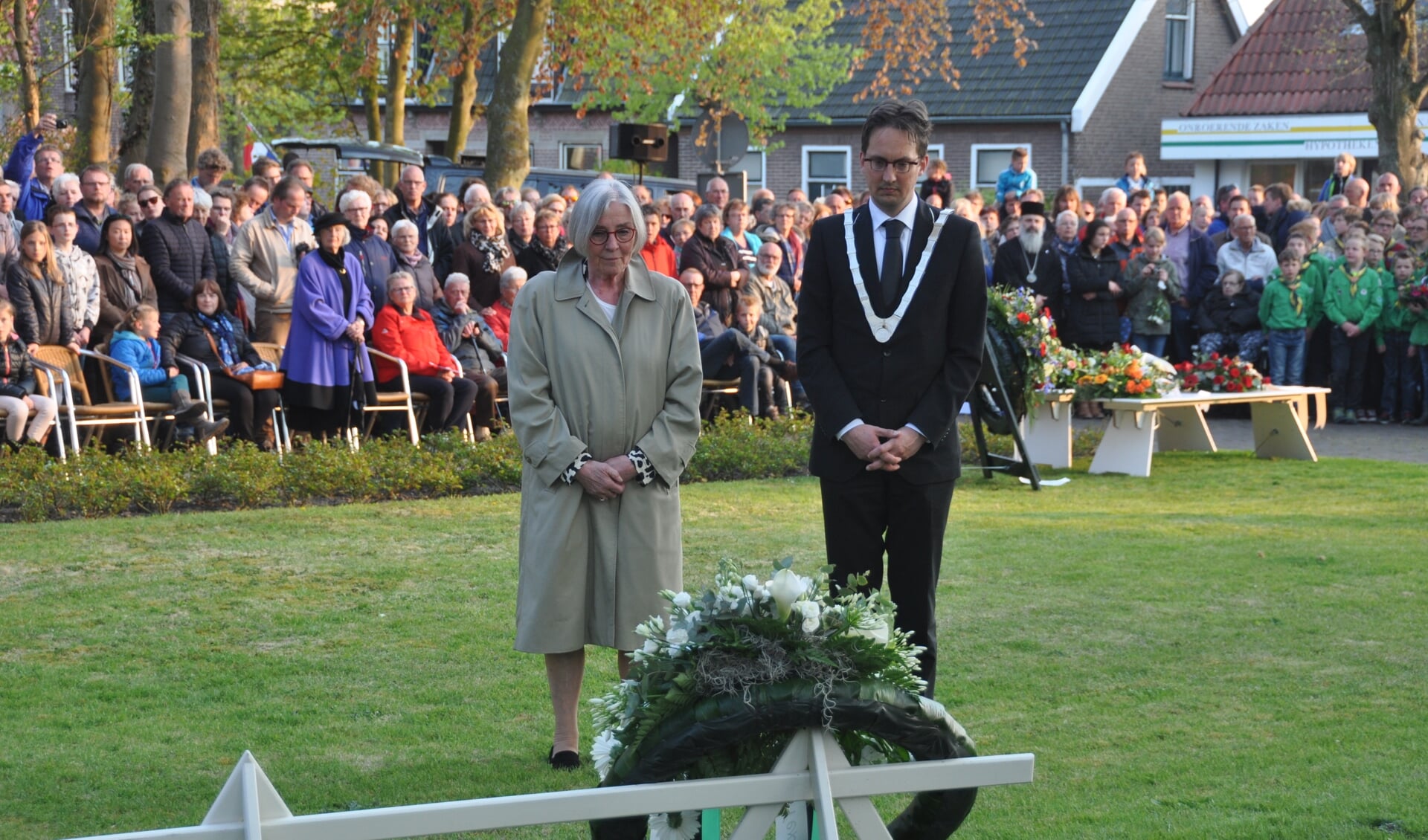 Mevrouw Anneke Pen en burgemeester Michiel Uitdehaag legden samen een krans bij het monument van De Goede Herder in 2016.