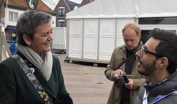 Margrethe Vestager, de Deense Eurocommissaris van de Europese Unie, op de Groeneplaats in Den Burg.