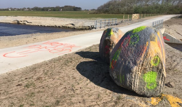 De besmeurde zwerfkeien van 500 miljoen jaar oud langs het fietspad in Waalenburg.