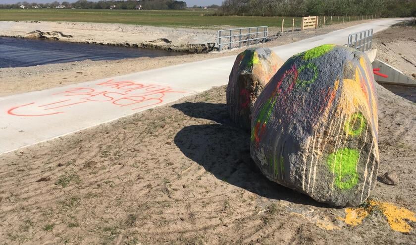 De besmeurde zwerfkeien van 500 miljoen jaar oud langs het fietspad in Waalenburg.