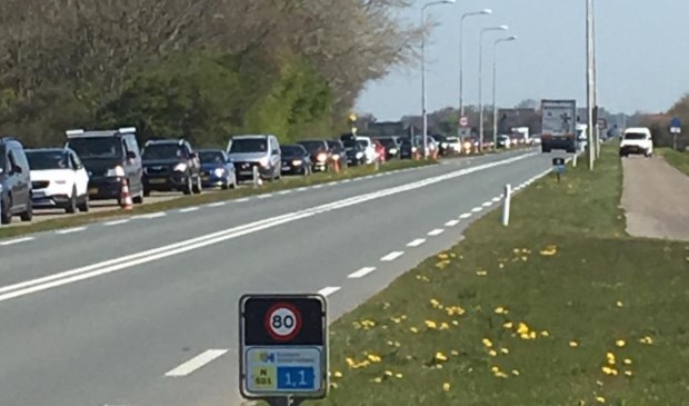 De rij auto's langs de Pontweg.