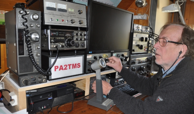 <p>Thomas Stiehl met de radiozendapparatuur.</p>