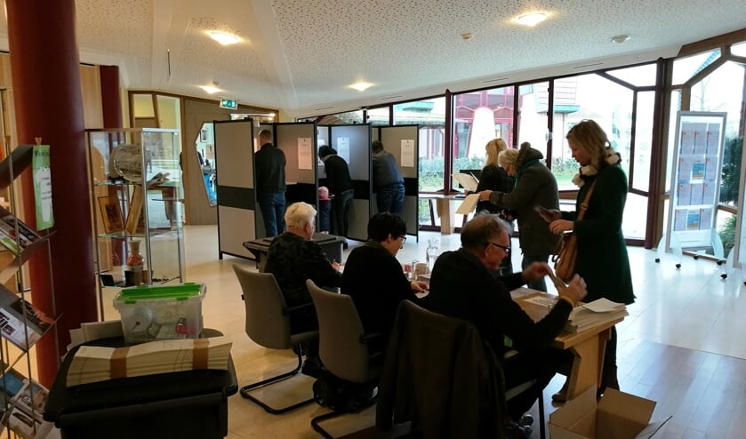 Stemmen in het gemeentehuis.