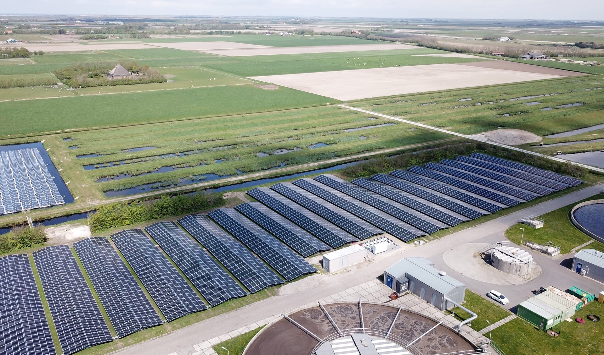 Het energieveld van het Hoogheemraadschap op Everstekoog bestaat uit 5.160 zonnepanelen. 