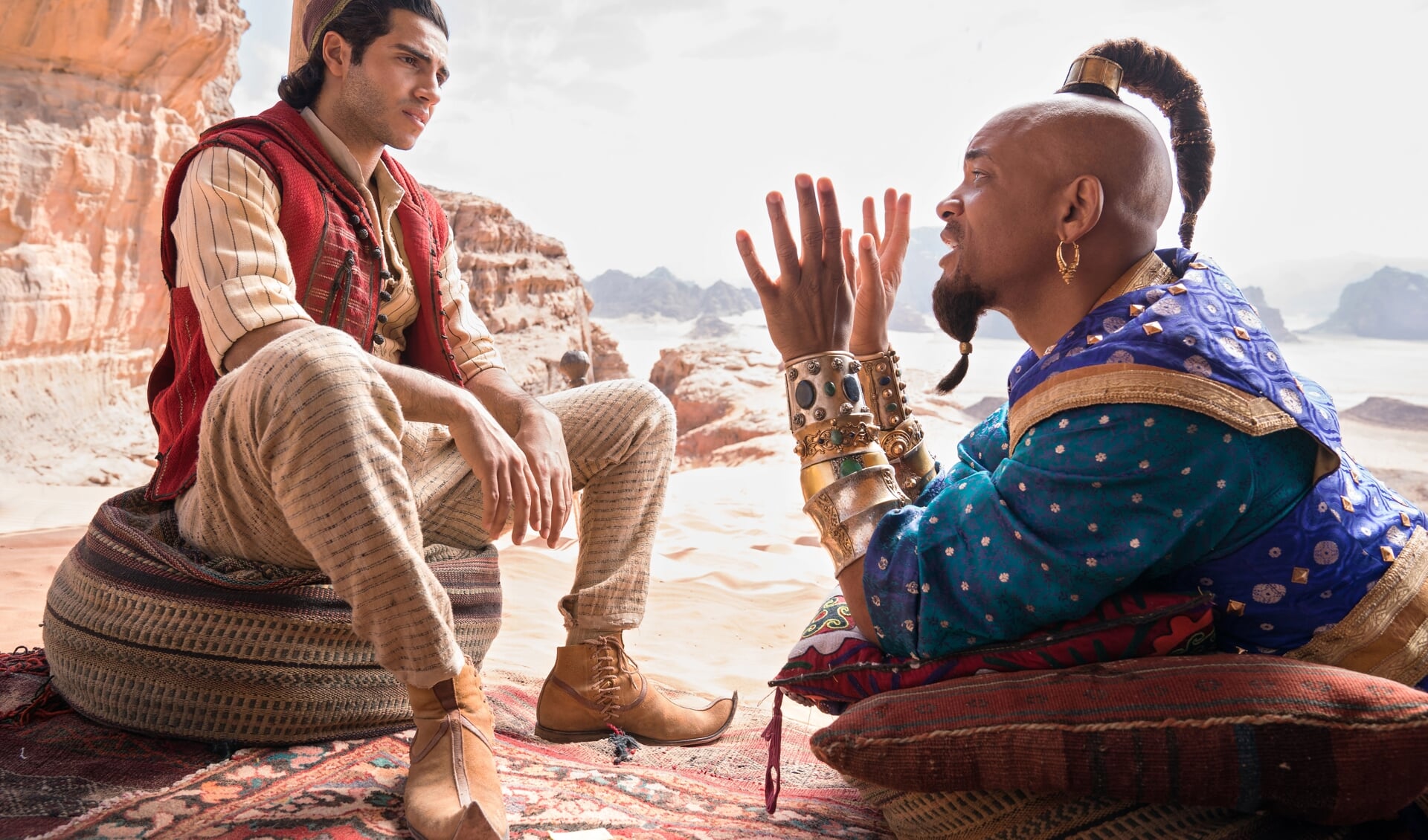 Mena Massoud speelt Aladdin en Will Smith de geest. 