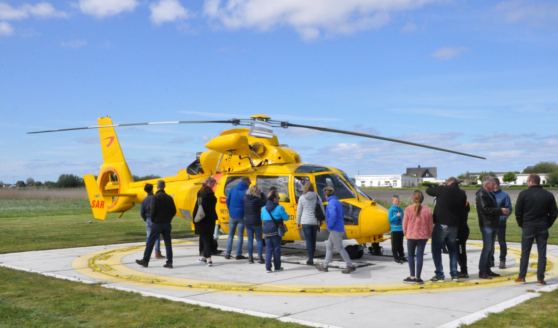 Veel belangstelling zaterdag voor de gele helikopter van de Coast Guard. 