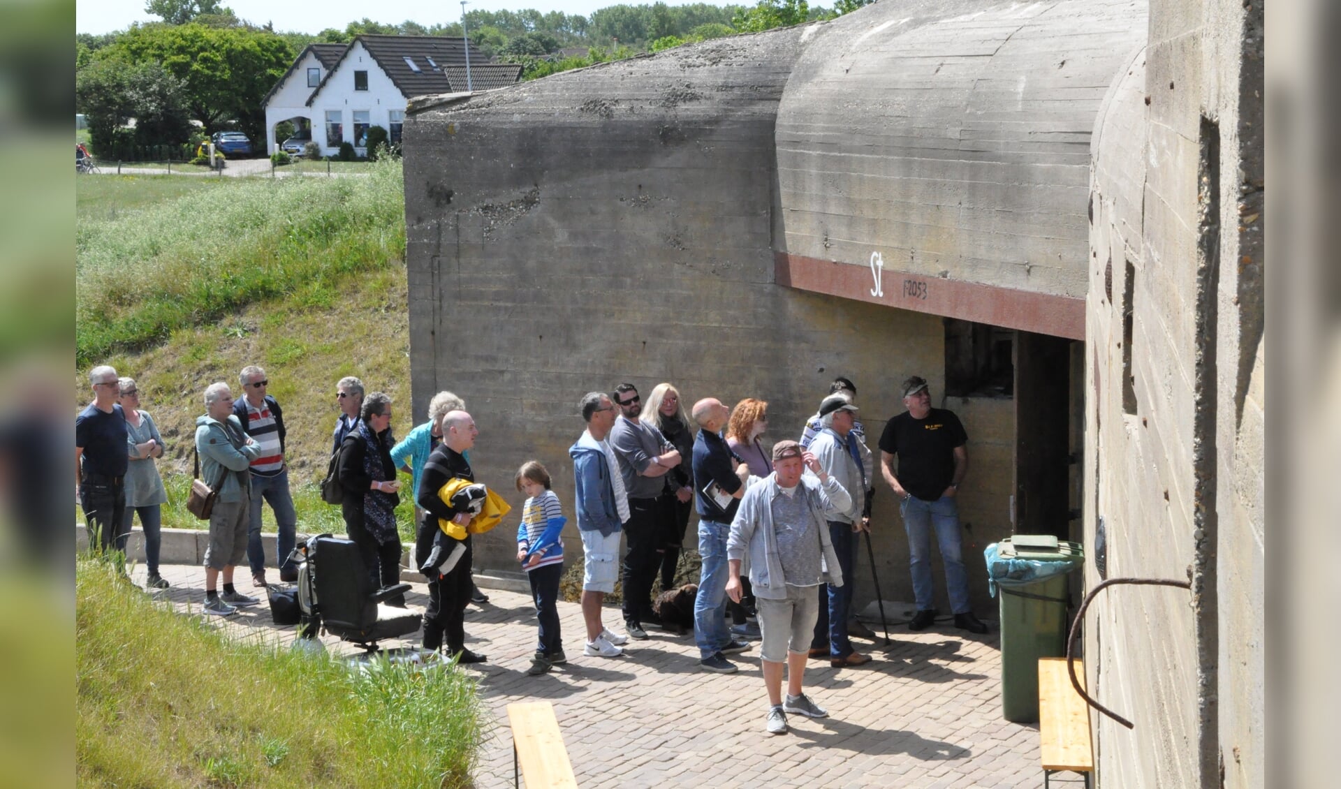 Bezoekers bij de bunker Texla. 