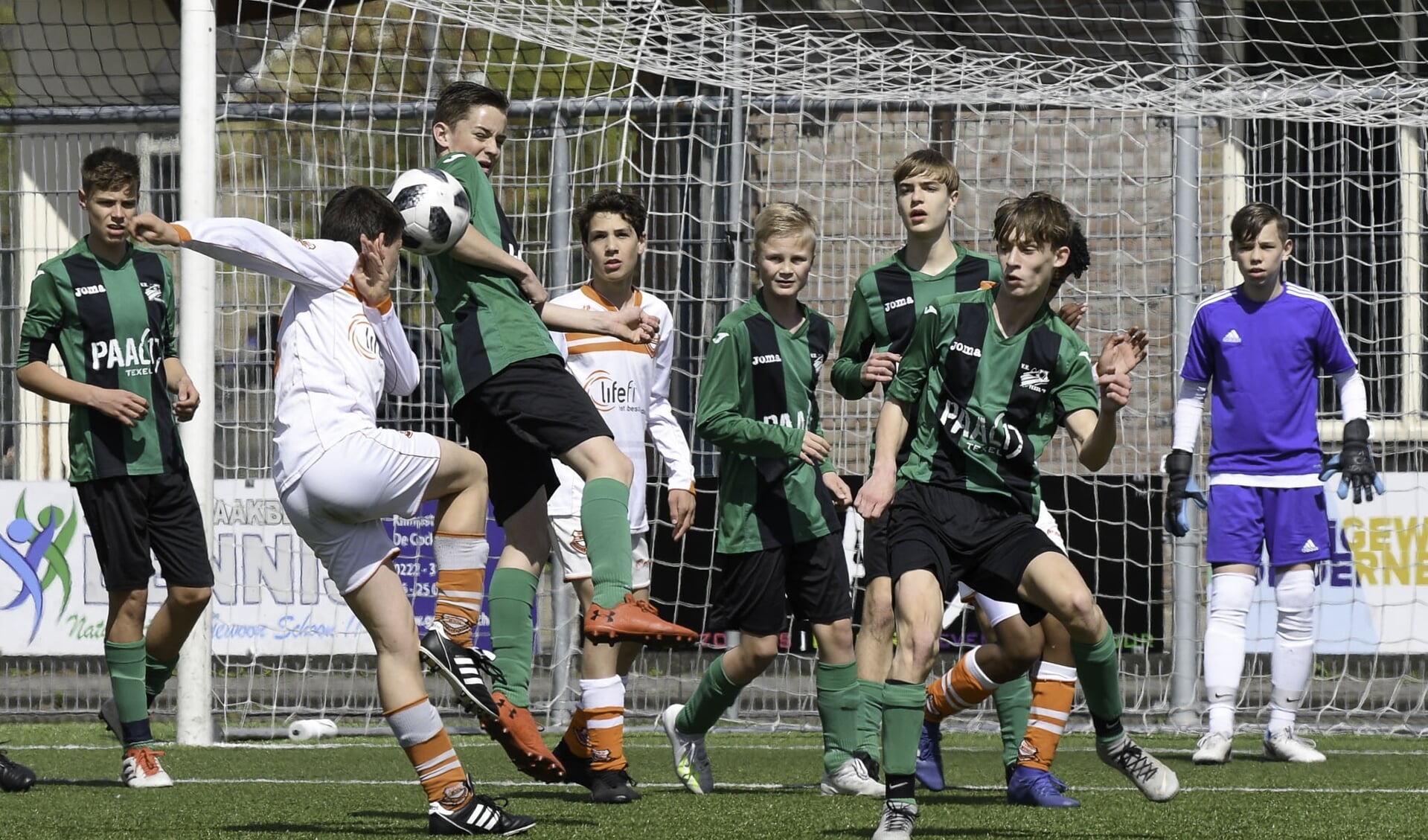 Scrimmage voor het doel van Texel’94 JO15-1.