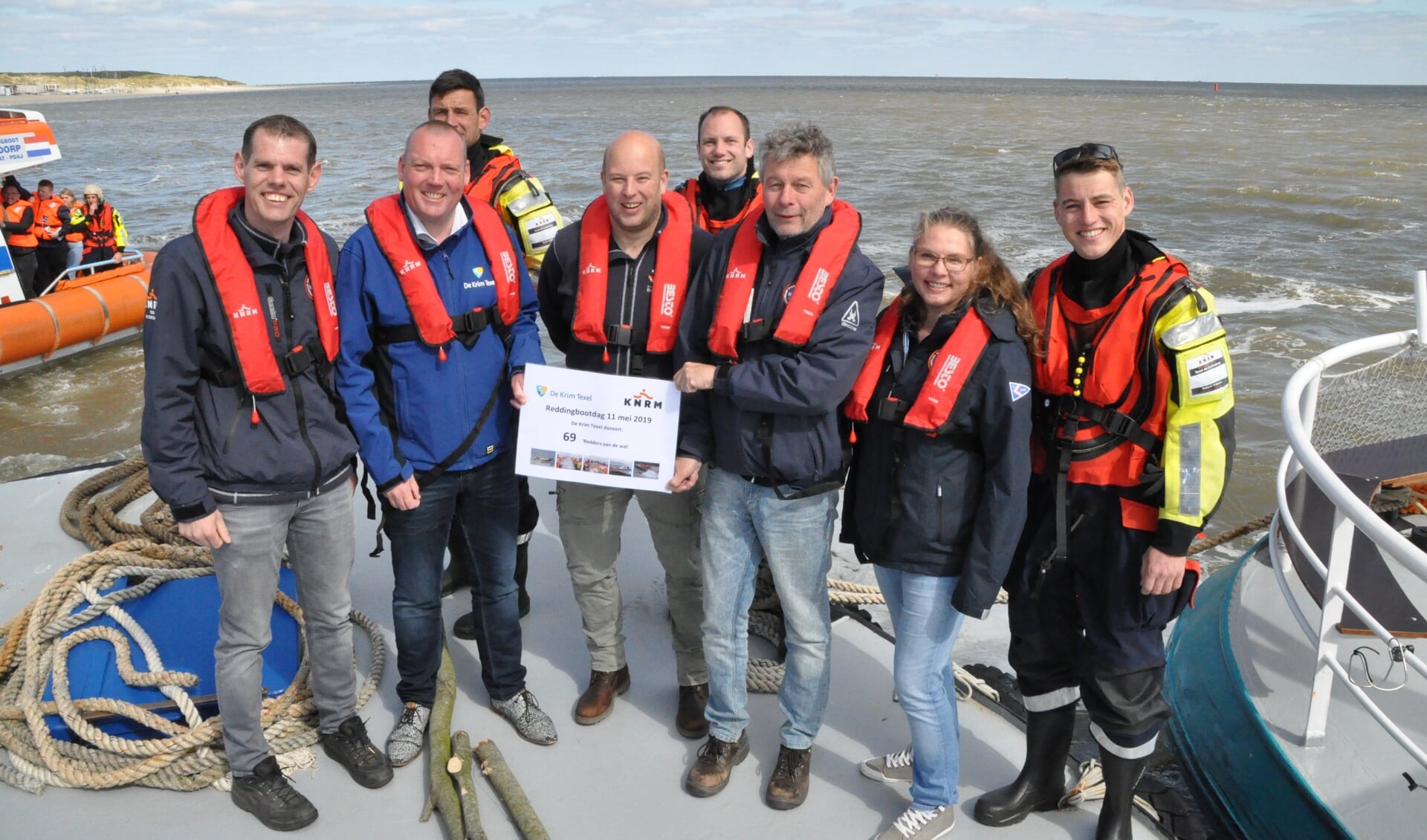 Vrijwilligers van de KNRM nemen de nieuwe donateurs van De Krim in ontvangst.