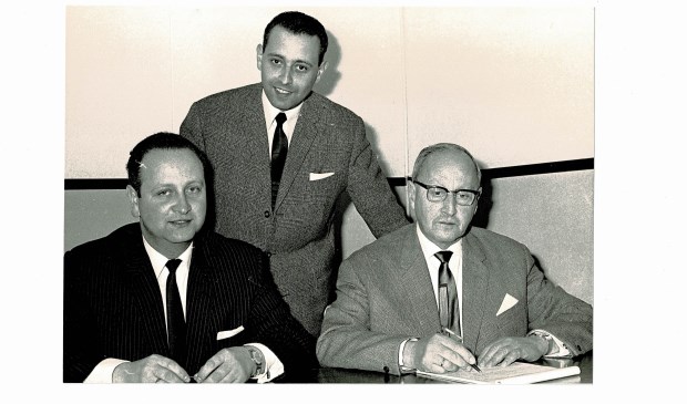 Hans, Philip en Elias Vlessing bij hun vertrek van Texel in 1966.  