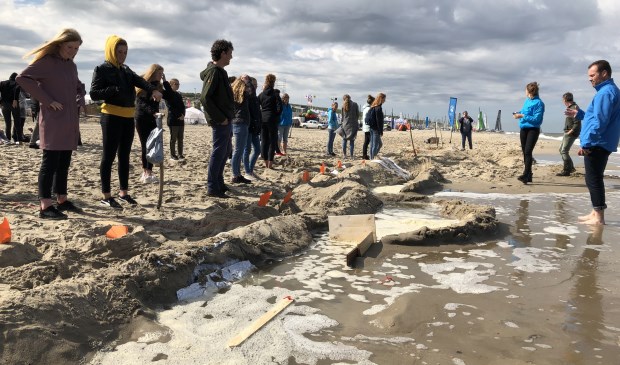 Testen van de zelfgebouwde dijken op het strand.