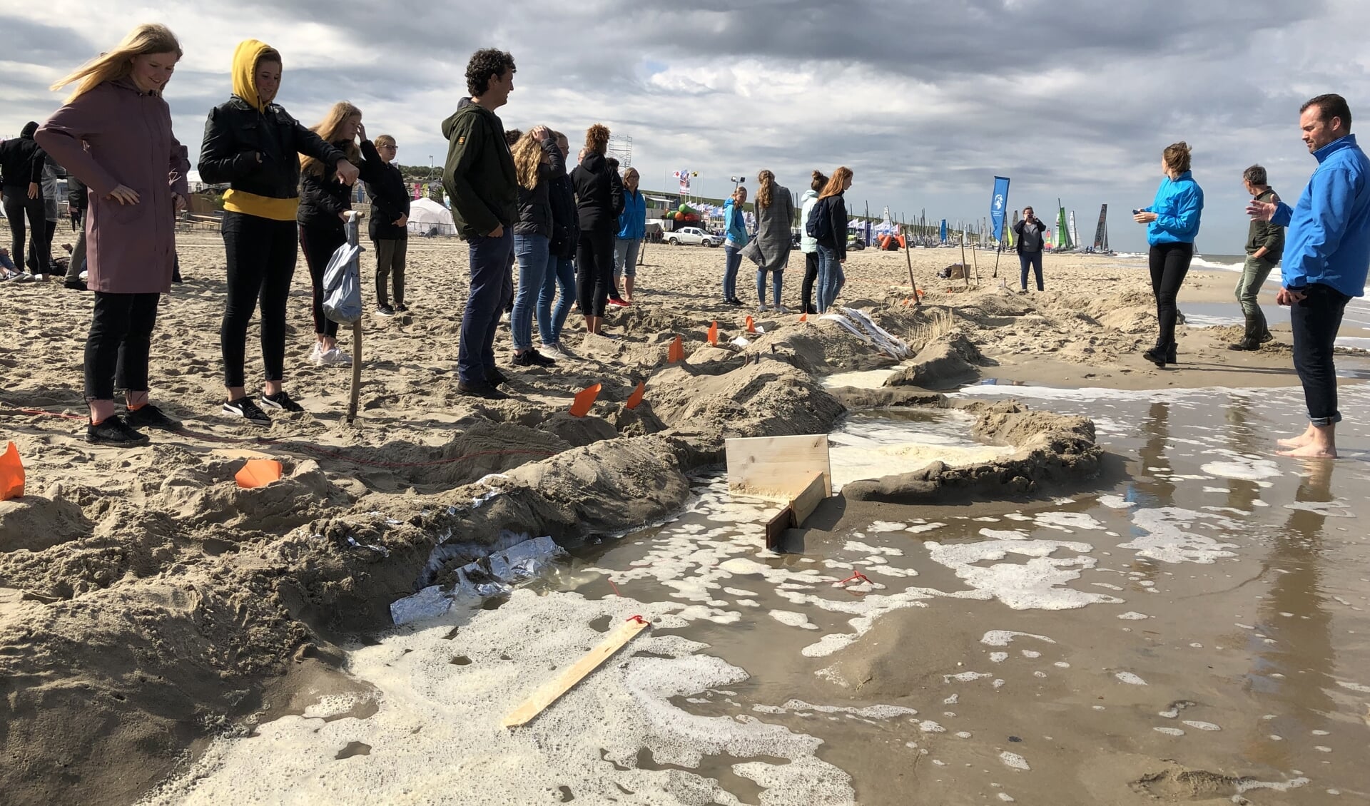 Testen van de zelfgebouwde dijken op het strand.