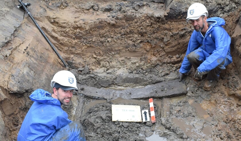 Op de bodem van een middeleeuwse waterput lag een framewerk van hergebruikt hout. Een deel van het hout heeft oorspronkelijk als constructiehout in een middeleeuws huis gediend.