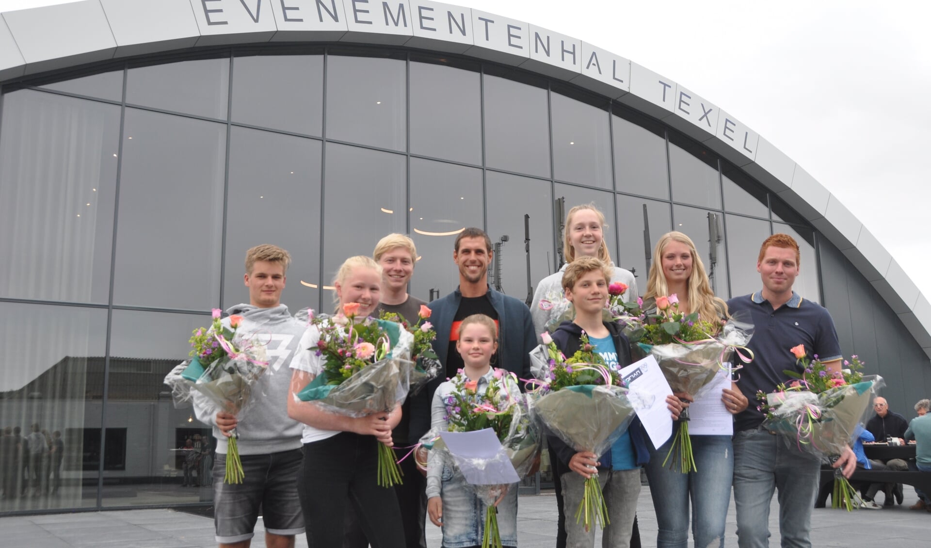 Dorian van Rijsselberghe met de Texelse sporters die hij via de Dorian Foundation gaat steunen.