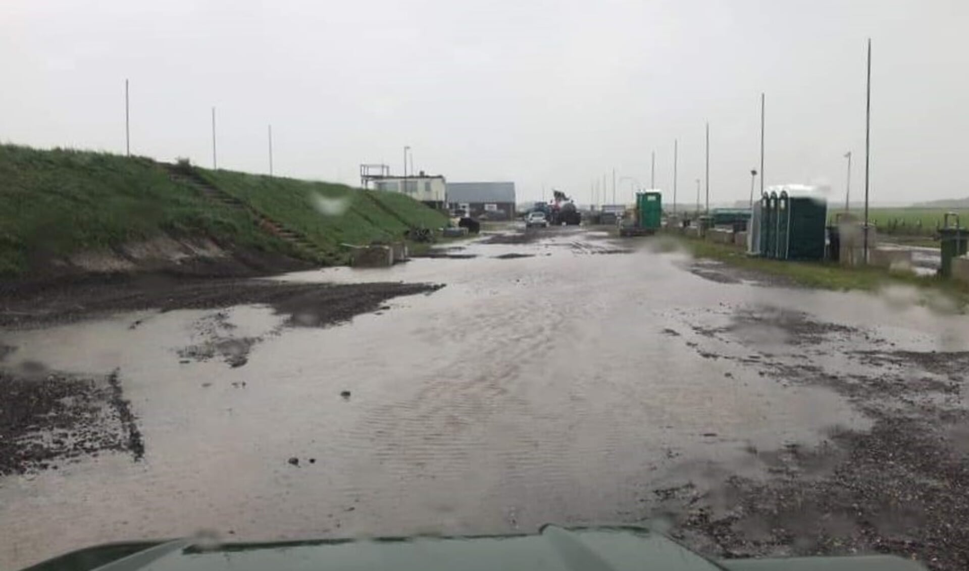 Het crossterrein in Eierland is door de regen blank komen te staan. 