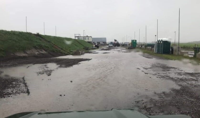 Het crossterrein in Eierland is door de regen blank komen te staan.